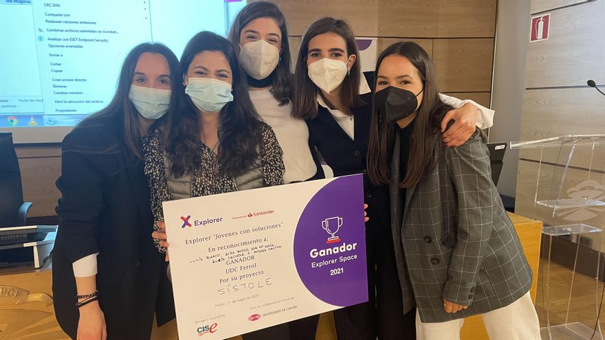 De esquerda a dereita: Alba Boedo, Ana María García, Andrea Castro, Lucía Blanco e Julia Cacheda, alumnas do terceiro curso do grao en Xestión Industrial da Moda, creadoras do wearable Sístole no Salón de Actos Concepción Arenal do Campus de Ferrol