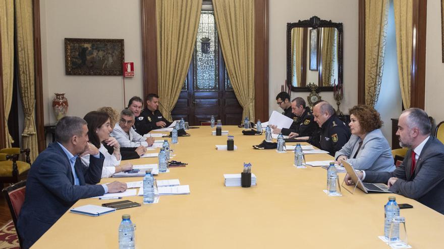 Concello y Subdelegación acuerdan reforzar la presencia policial en las zonas comerciales