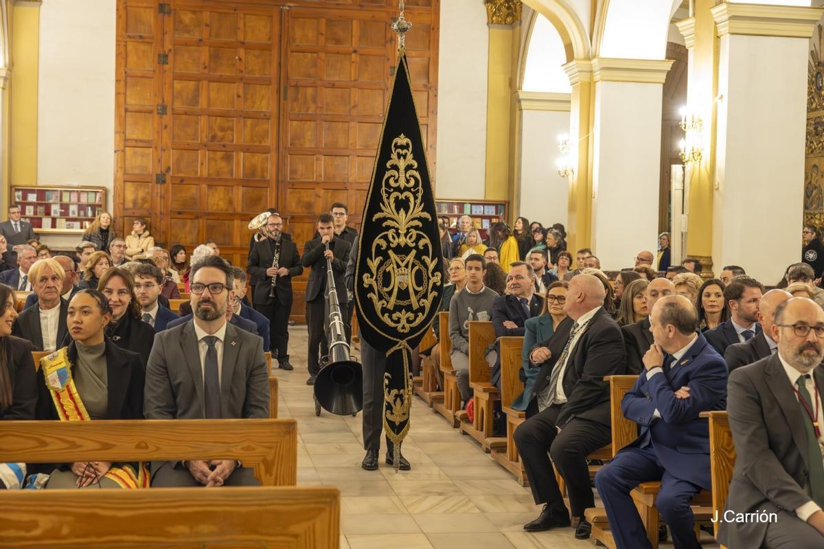 Entrada de los estandartes de todas las quince cofradías y hermandades de la Semana Santa de Torrevieja Entrada de los estandartes de todas las quince cofradías y hermandades de la Semana Santa de Torrevieja