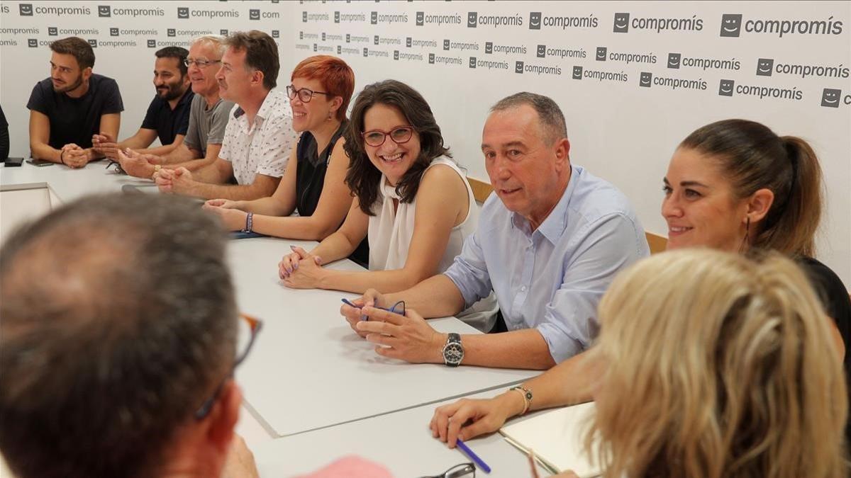 Joan Baldoví, junto a Mónica Oltra, durante la reunión de la ejecutiva de Compromís, este lunes, en València.