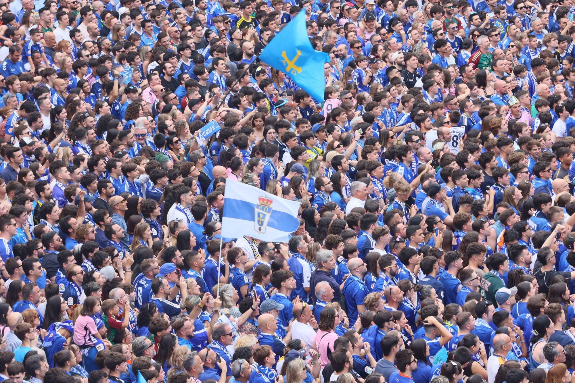 Locura azul en las calles de Oviedo para celebrar el ascenso del equipo a Primera División