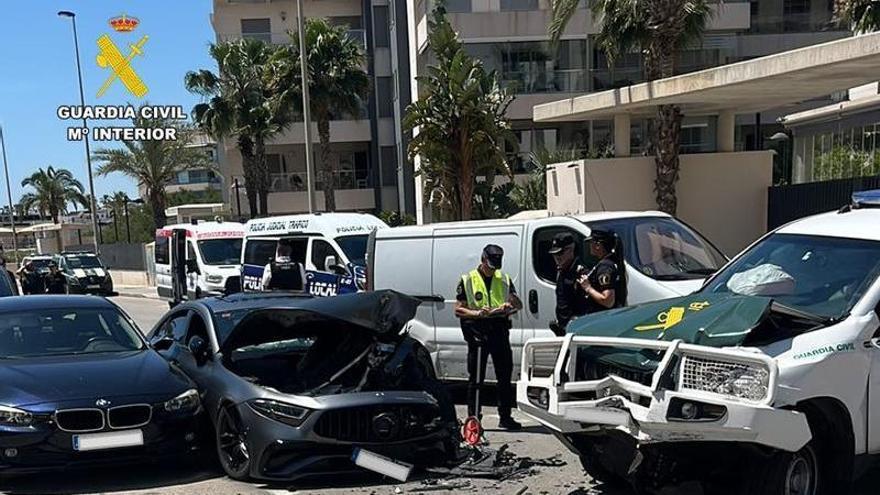 Se dan a la fuga y acaban embistiendo el coche de la Guardia Civil en Orihuela Costa