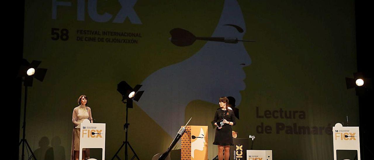 Acto de entrega de premios de la última edición del Festival de Cine en el teatro Jovellanos.