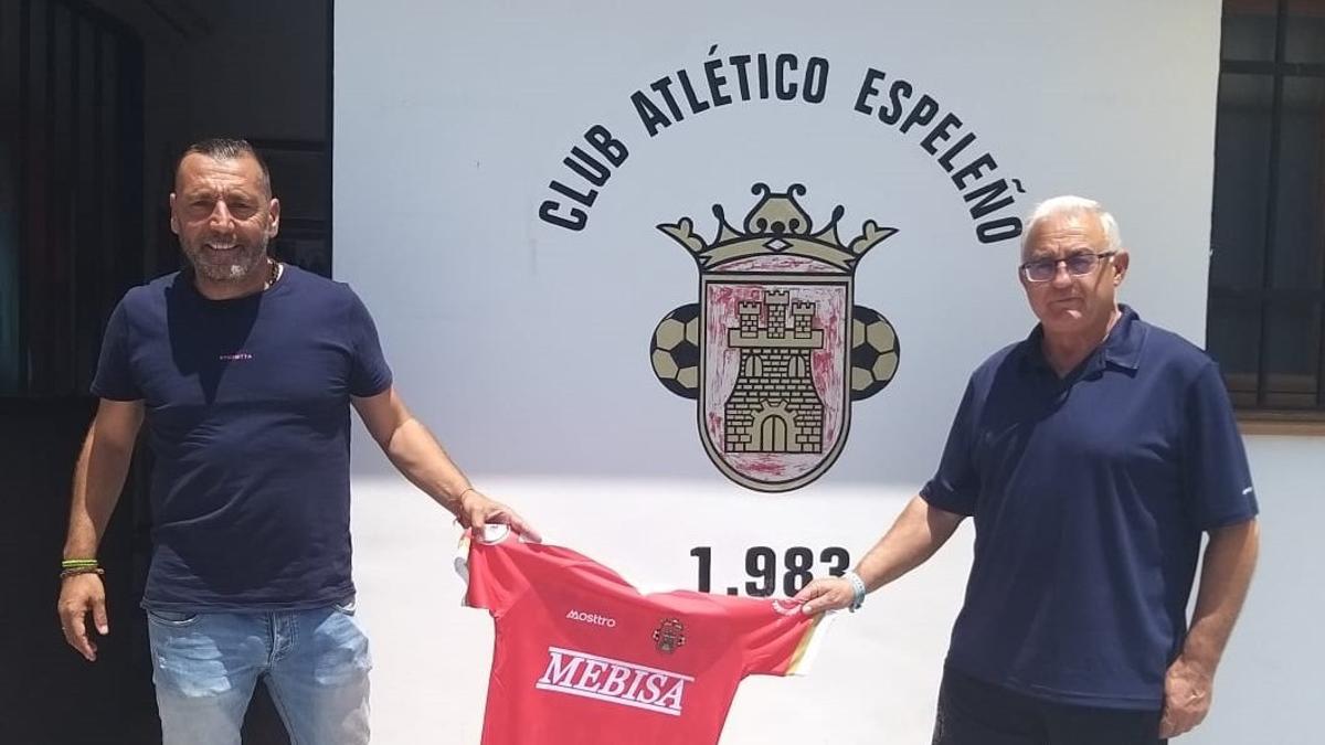 Juan Carlos Quero, a la izquierda, sella su continuidad por una temporada más con el Atlético Espeleño.
