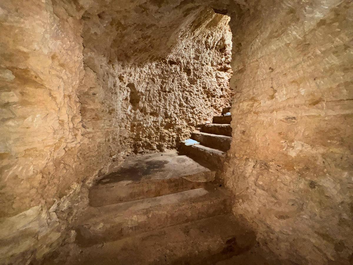 Las escaleras que descienden al refugio de Pòrtol.