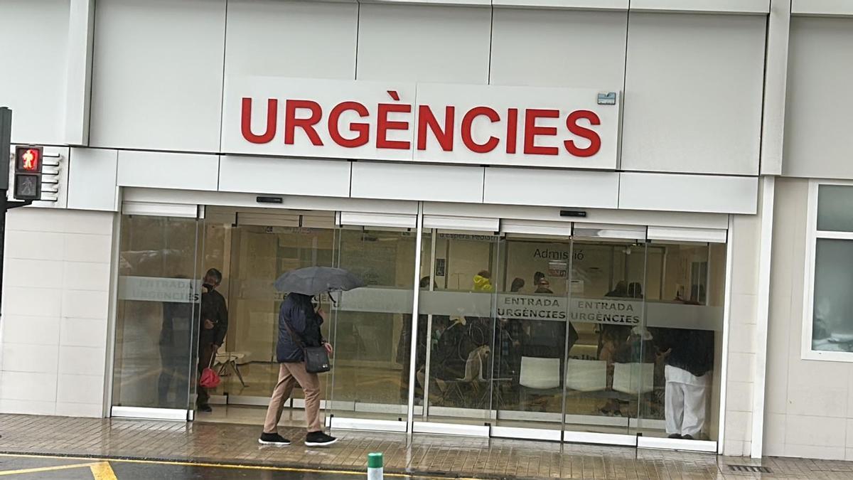 Pacientes esperando en la sala de entrada del hospital Clínico de València.