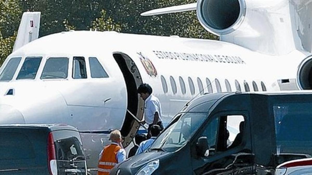 Evo Morales sube a su avión en el aeropuerto de Viena, ayer.