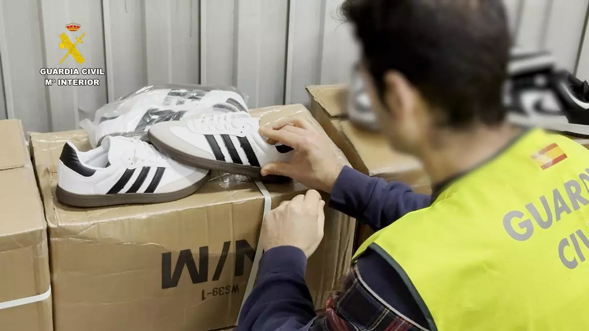 Intervenidos en Badalona más de 1,4 millones de euros en productos falsificados que iban a abastecer el top manta