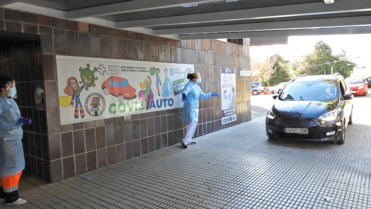 Dos enfermeras, en uno de los puntos COVID auto del hospital de Ourense. // F. CASANOVA