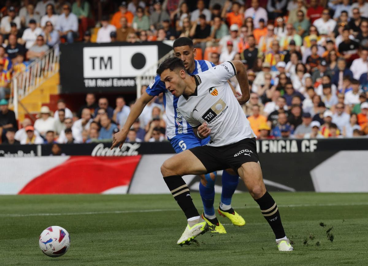 Hugo Duro pugna por una pelota durante el Valencia - Alavés