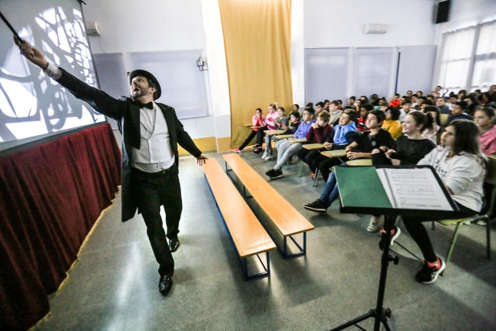 Los estudiantes del Colegio Nuestra Señora del Rosario de Torrevieja conocen la lírica de la mano de Pablo López en un programa que recorre todos los colegios públicos de la ciudad de la mano del Patr