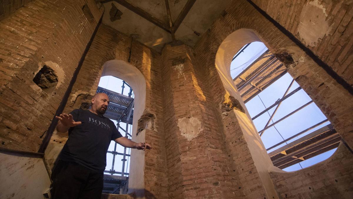 Manuel Ortí mostrando el campanario.