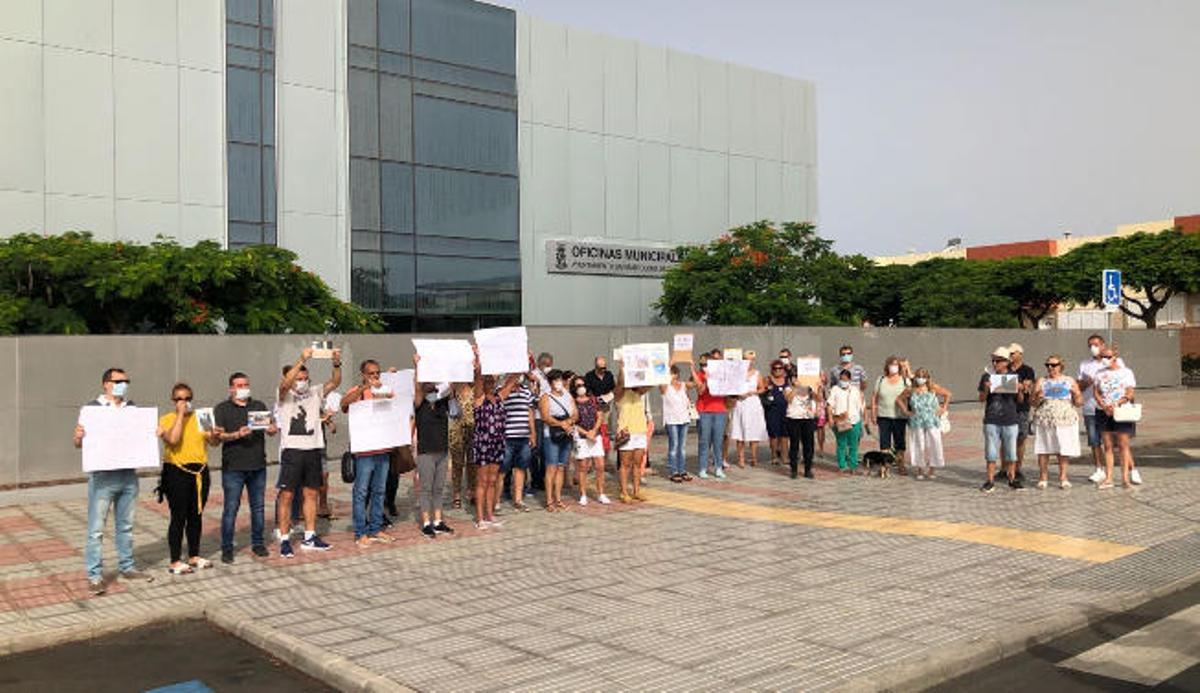 Concentración a las puertas del Ayuntamiento de San Bartolomé de Tirajana.