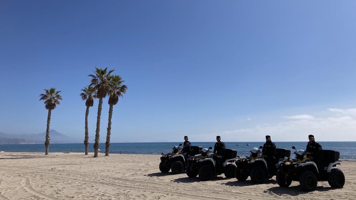 Los agentes que recorrerán la playa de San Juan en quad el día de la romería