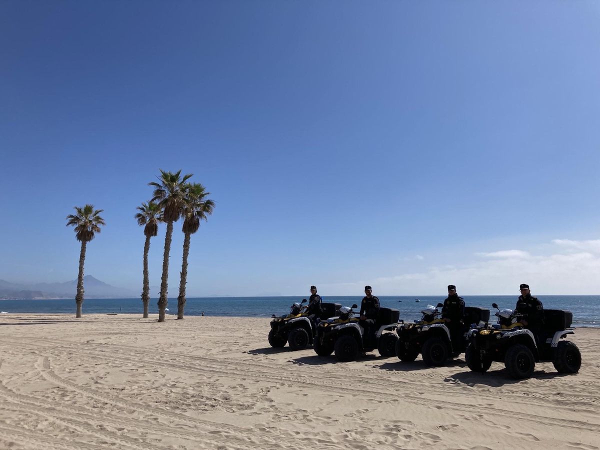 Los agentes que recorrerán la playa de San Juan en quad el día de la romería
