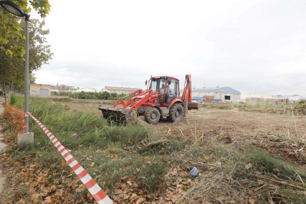 Las máquinas han empezado a preparar el terreno para la construcción de la nueva calzada.