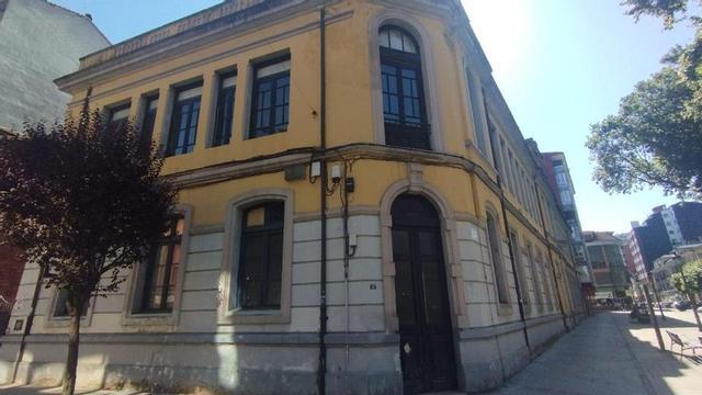 El histórico edificio de La Salle, en La Felguera. | M. Á. G
