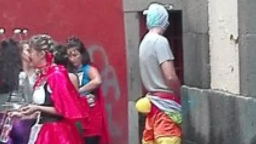 Orines y basura después del Carnaval de Día en Vegueta y Triana