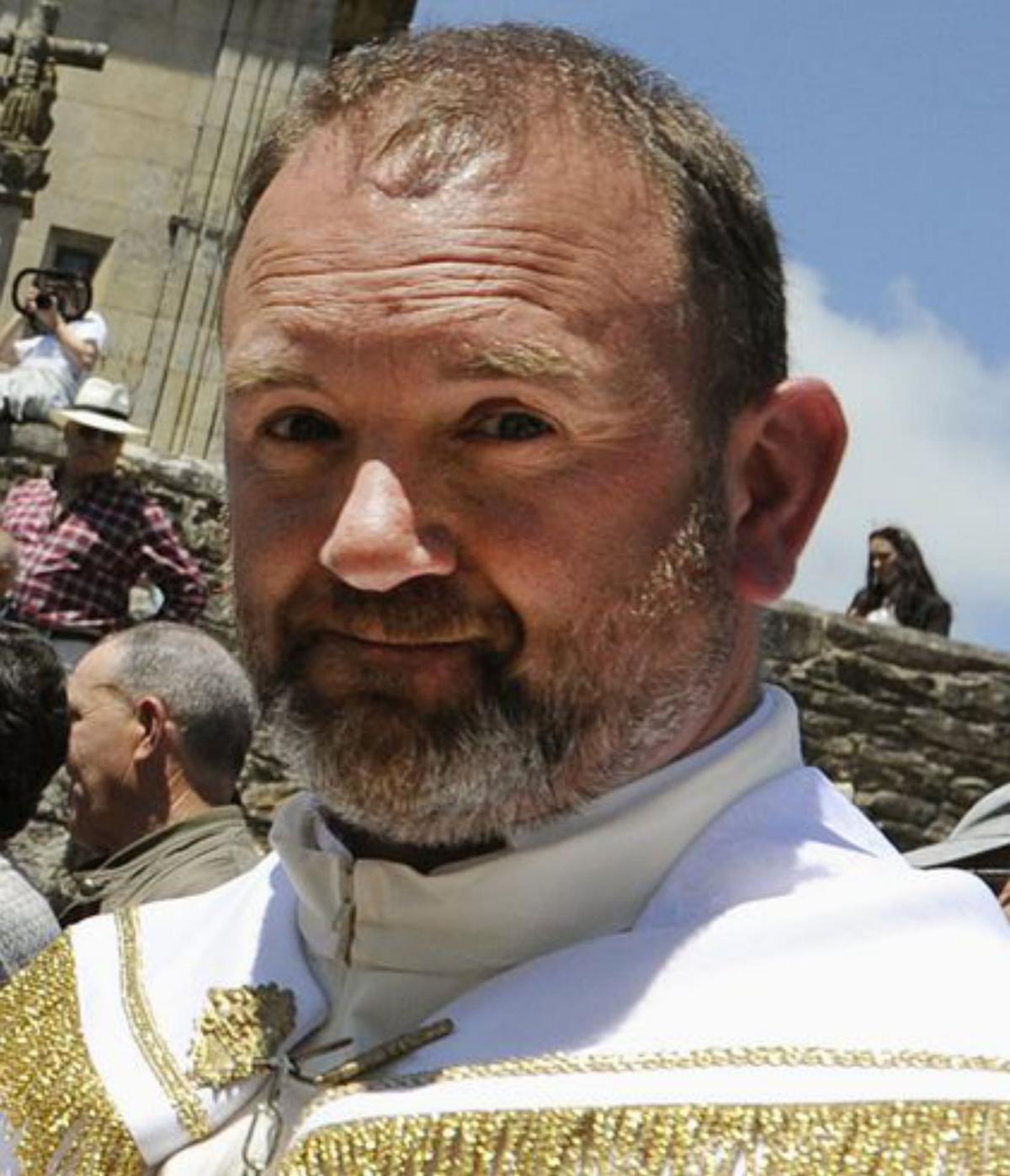 Vecinos estampan su firma en la Praza da Igrexa de Lalín. |