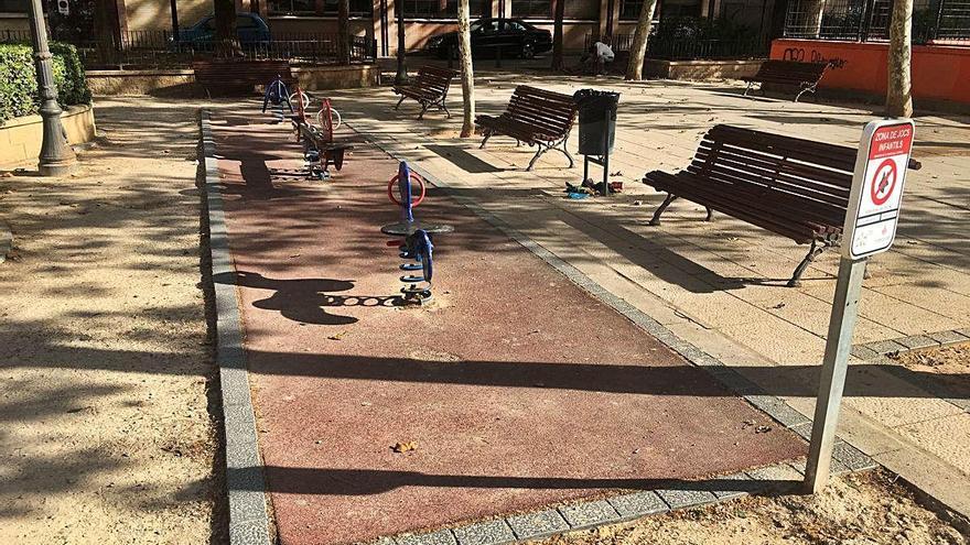 Aspecto del parque infantil de la plaza comprendida entre las calles Borriol y Leones.