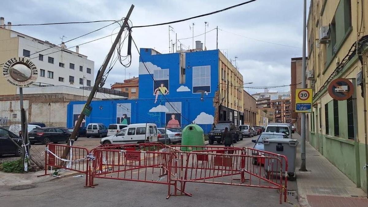 Vecinos de la zona de la Huerta, en Vila-real, alertan del riesgo de caída de un poste de telefonía