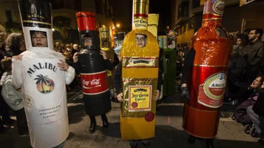 LA FIESTA LLENÓ LAS CALLES y las bajas temperaturas no pudieron contra las que cientos de personas celebraron un año más el tradicional desfile ataviadas con ropas diferentes, extravagantes, curiosas y divertidas que no dejaron indiferente a nadie.f i. brotons