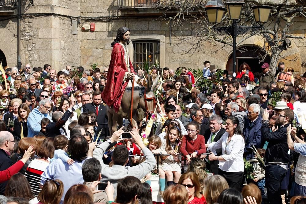 Procesión y bendición de los ramos en Gijón.