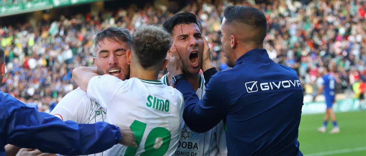 Celebración del gol de Antonio Casas en el Córdoba CF-Linares en El Arcángel.