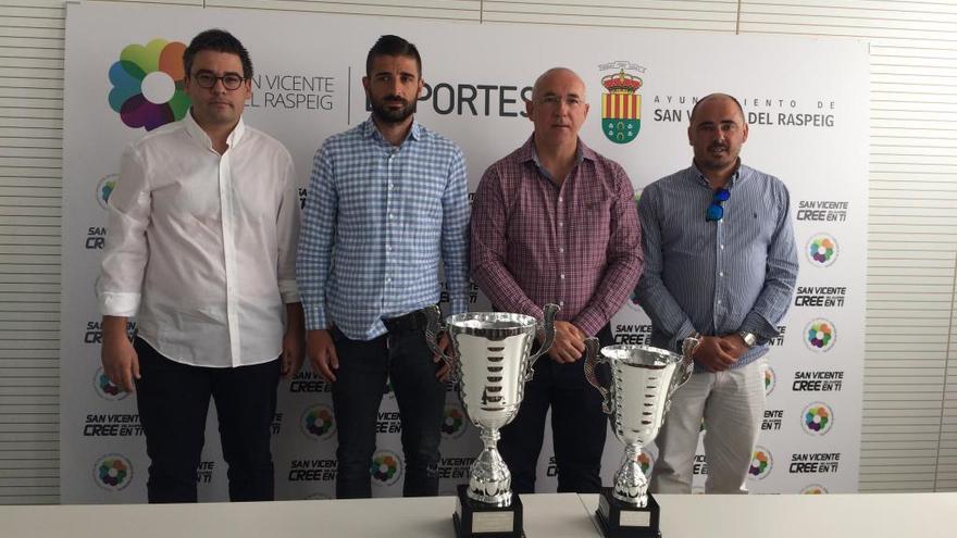 Javier Portillo, en la presentación del amistoso junto al alcalde de San Vicente, Jesús Villar, y el concejal de Deportes de la localidad, José Luis Lorenzo.