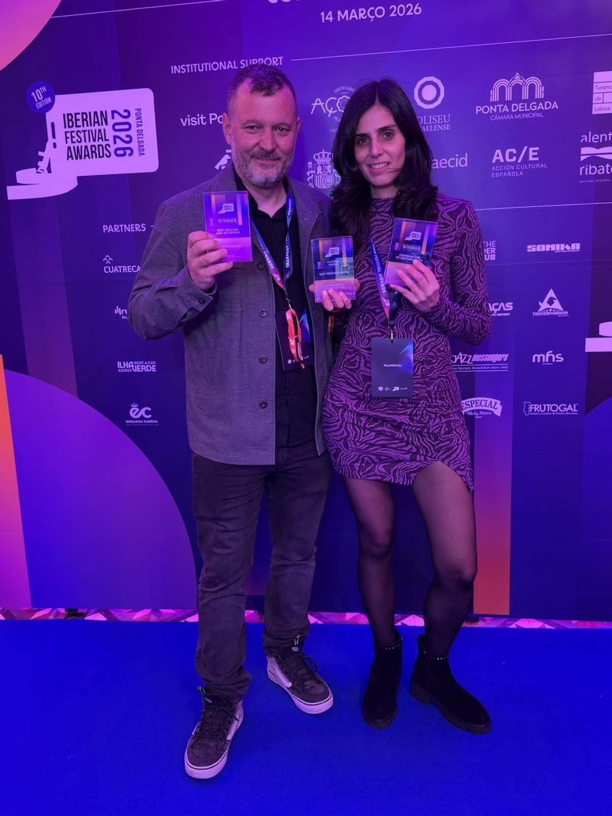Jordi Lauren y Berta Domínguez con los premios recibidos en la gala celebrada en las Azores.