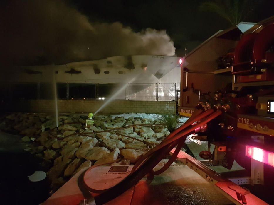 Arde un yate en el puerto pesquero de Alicante