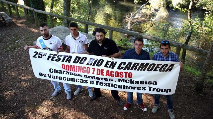 Los miembros de la comisión de Carmoega, en el escenario de la fiesta. // Bernabé/Luismy