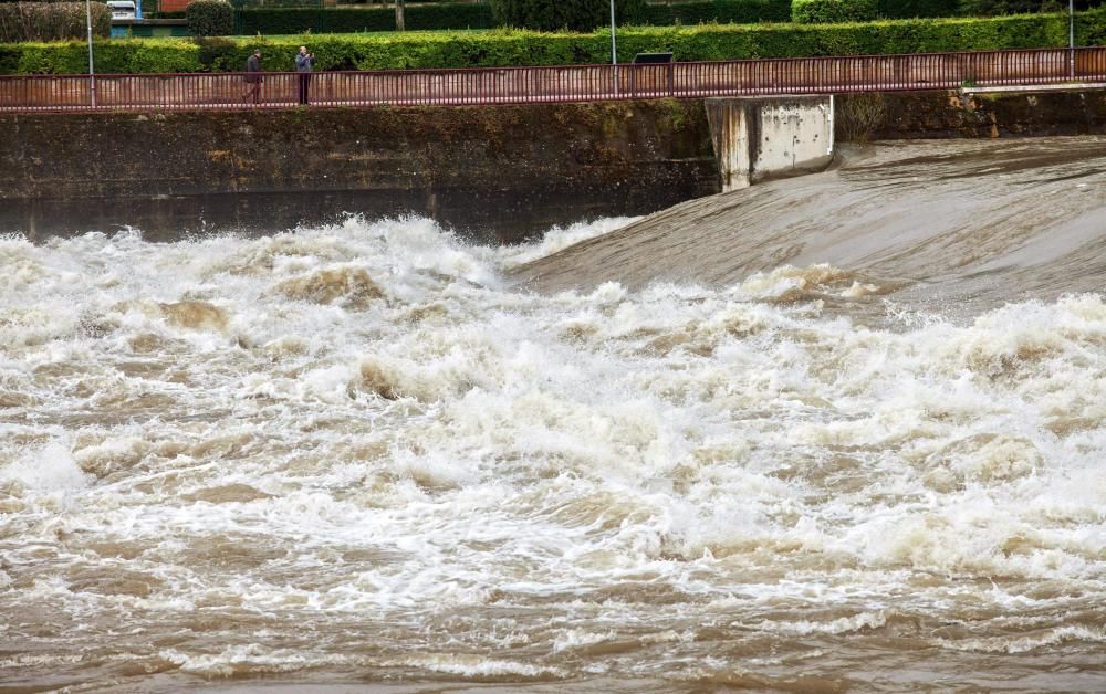 El río Ebro está a punto de desbordarse