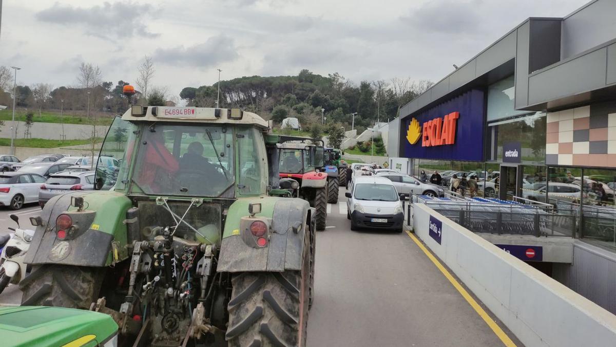 Els tractors, arribant davant d’un gran supermercat de Girona