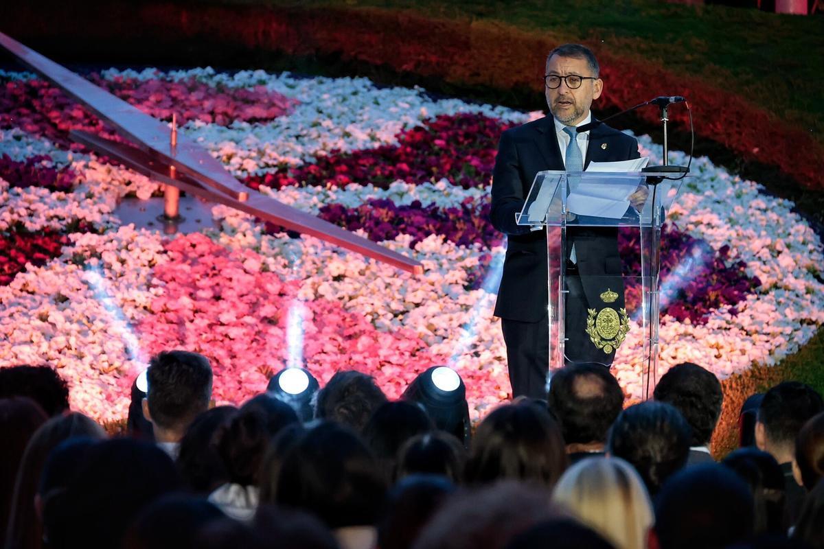 Pregón de las Fiestas de Mayo a cargo de Marta González de Vega, en el reloj de Flores del García Sanabria