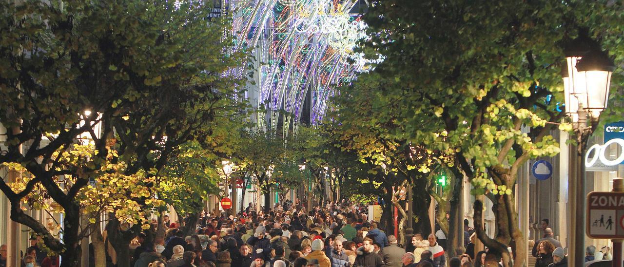 La calle Paseo, decorada con pórticos de luz, abarrotada en el inicio del macropuente que anticipa la Navidad.