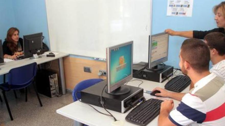 Varios alumnos de una autoescuela de Barrio Peral, ayer por la tarde dando clases.