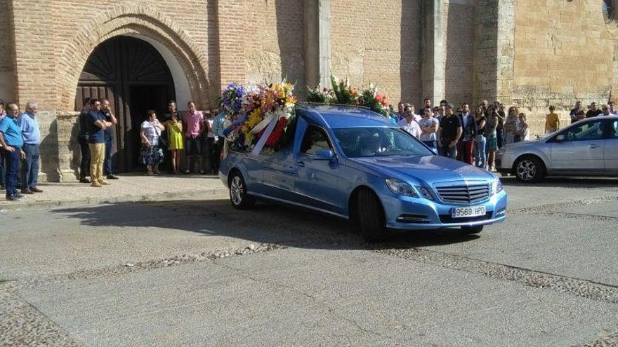 Iglesia de la Trinidad de Toro en el momento del funeral de Elier Ballesteros.