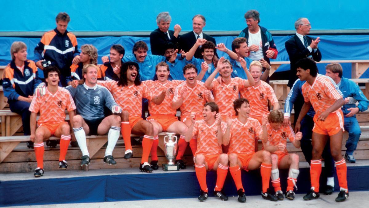 Los jugadores de los Países Bajos celebran la Eurocopa de 1988 en el Olympiastadion de Múnich