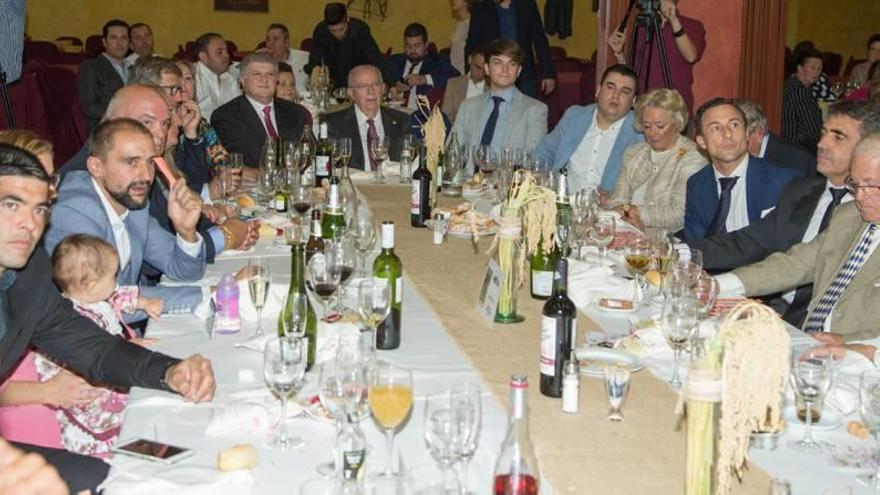 Algunos de los premiados durante la comida organizada ayer por el Club Taurino de Calasparra.