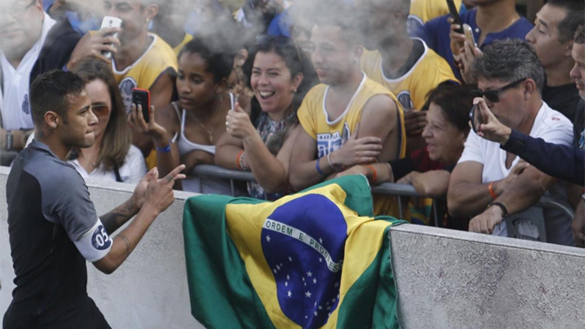 Neymar saluda a un grupo de seguidores durante su último acto público en Brasil el pasado sábado 9 de julio