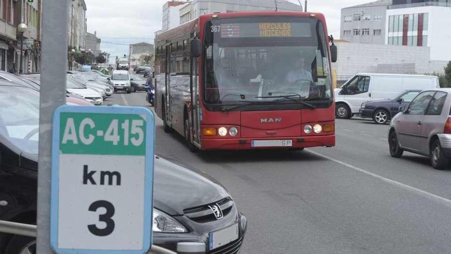 Un autobús urbano de la línea 6 circula por la travesía de Meicende.