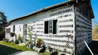 Recogieron 8.000 botellas de vidrio durante dos años y acabaron construyendo una casa de siete habitaciones