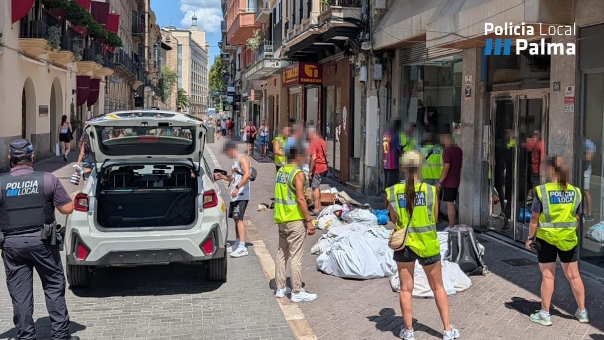 Una imagen del operativo de la Policía de Palma contra la venta ambulante en la calle Sant Miquel