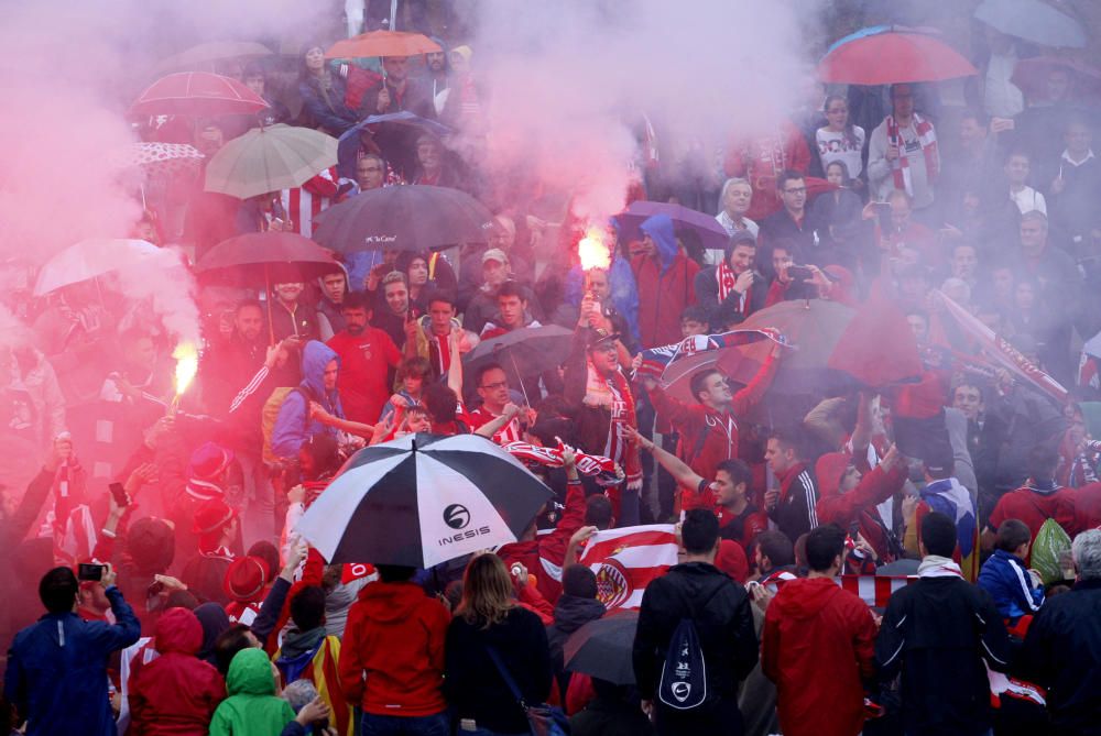 Centenars d'aficionats reben al Girona sota la pluja