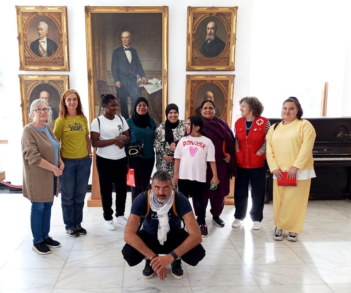 Grupo de persoas que participan no curso de españo de Cruz Vermella.