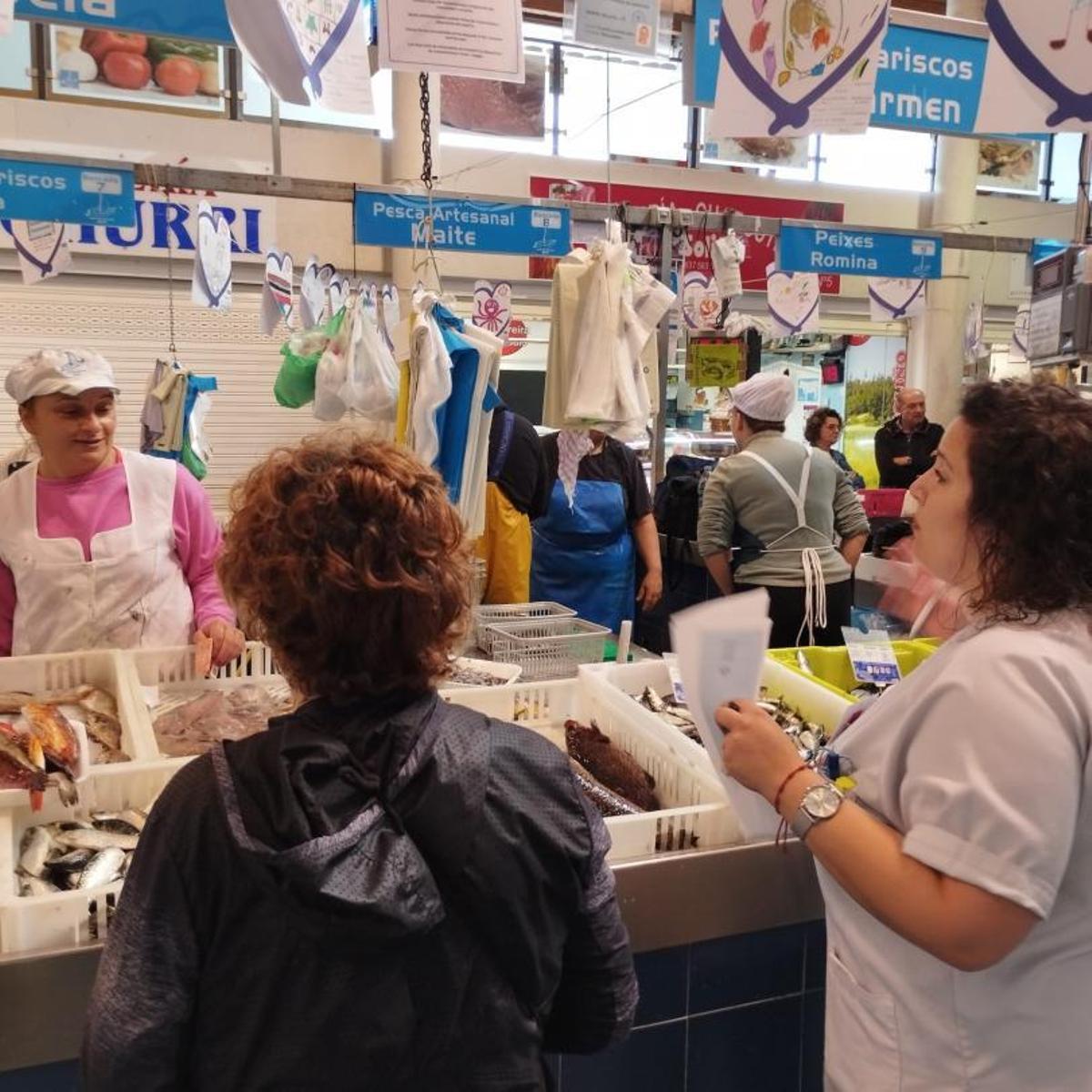 Responsables de la AECC en la comarca y del Concello moañés. | // FDV