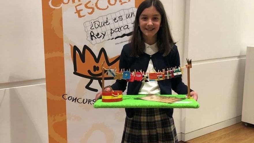 Irene de Ramón Fernández con la manualidad que presentó al concurso.