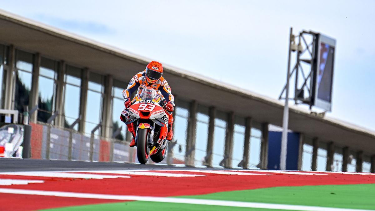 Magic Márquez (Honda) está de vuelta, hoy, en Portimao, en el primer GP de la temporada el campeonísimo catalán ha logrado su pole position nº 92 tras dos vueltas suicidas y arrancará esta tarde, en la carrera al sprint en primera posición por delante de Jorge Martín (Ducati) y Pecco Bagnaia (Ducati).