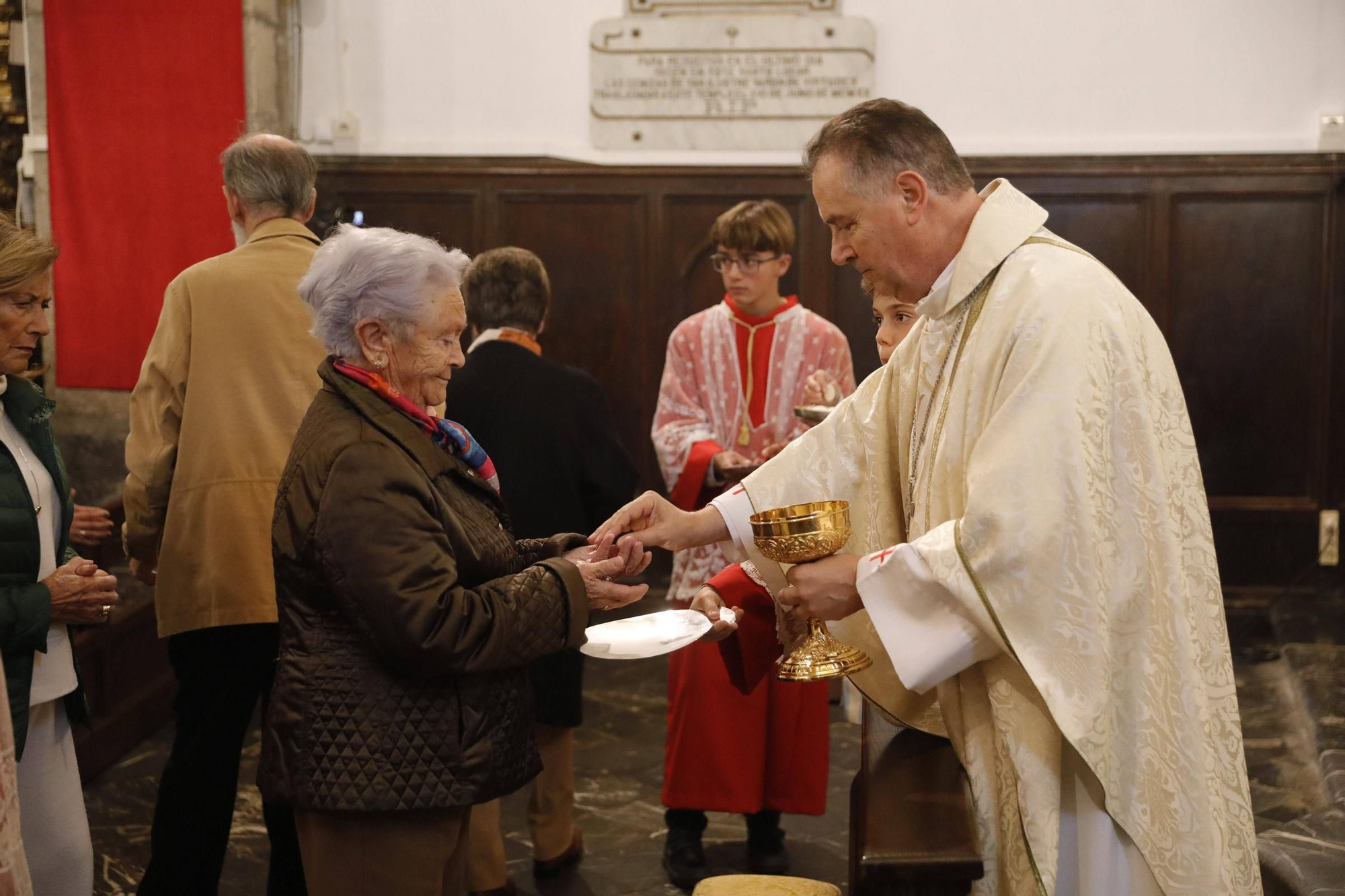 El cardenal Ángel Fernández Artime oficia la primera misa cardenalicia de Gozón en el día de Todos los Santos en la parroquia de Santa María de Luanco